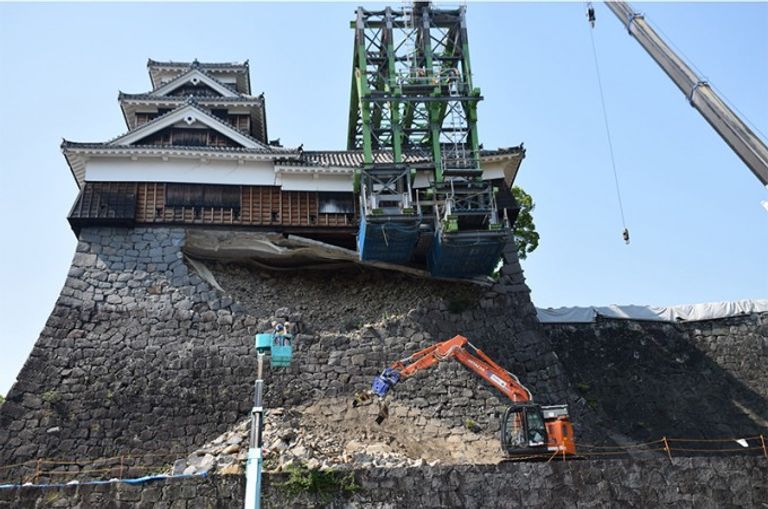 قلعة كوماموتو في محافظة كوماموتو قلعة أوساكا في اليابان
