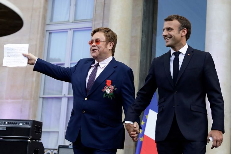 الرئيس الفرنسي إيمانويل ماكرون وإلتون جون