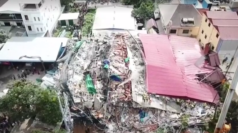 انهيار مبنى في كمبوديا