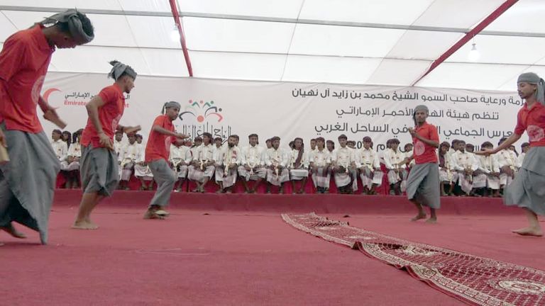 " الهلال الأحمر" ينظم العرس الجماعي الـ15 لـ200 شاب وفتاة في المخا
