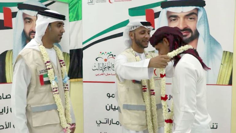 " الهلال الأحمر" ينظم العرس الجماعي الـ15 لـ200 شاب وفتاة في المخا