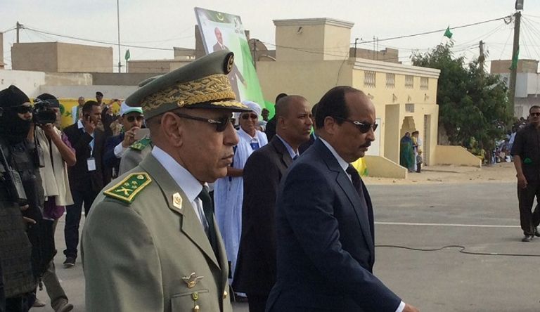 الغزواني حين كان وزيرًا للدفاع برفقة الرئيس الموريتاني المنتهية ولايته  محمد ولد الغزواني المرشح الفائز بالرئاسة الموريتانية