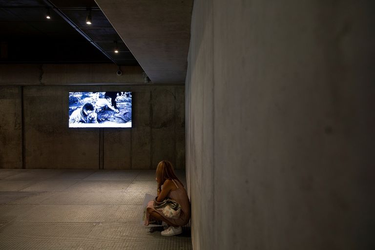 زوار متحف أكروبوليس يتجولون داخل أروقته الأثرية