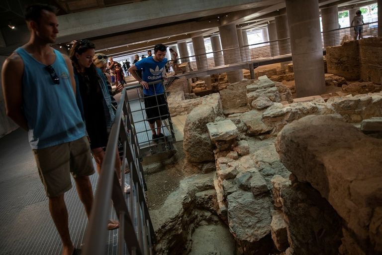 زوار متحف أكروبوليس يتجولون داخل أروقته الأثرية