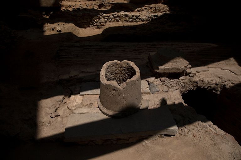 زوار متحف أكروبوليس يتجولون داخل أروقته الأثرية