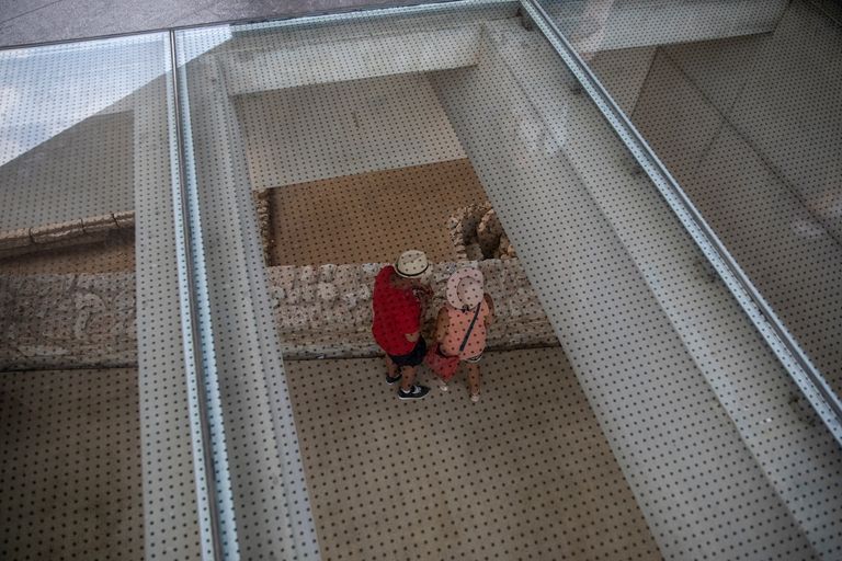 زوار متحف أكروبوليس يتجولون داخل أروقته الأثرية