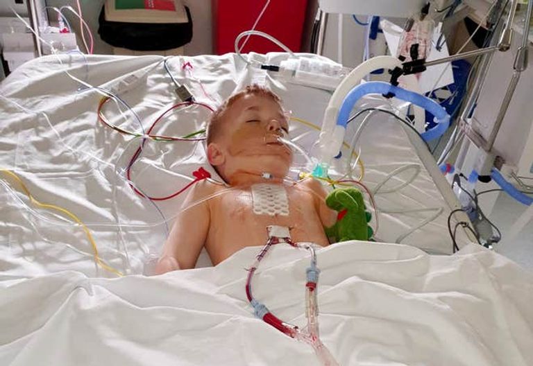 الأب مارتن واتس مع طفله