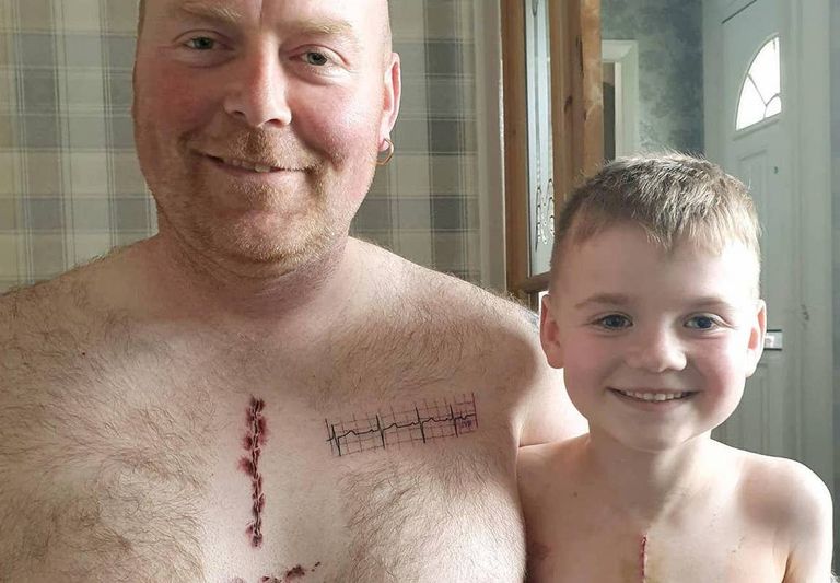 الأب مارتن واتس مع طفله