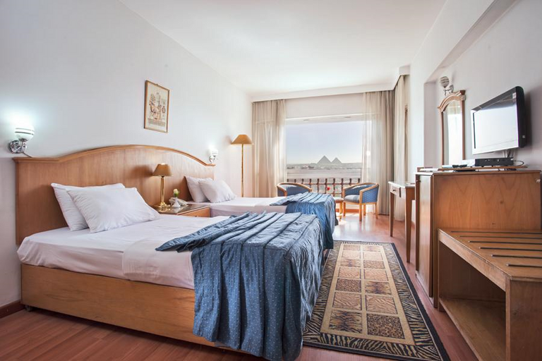 الأهرامات أشهر المعالم السياحية بالقاهرة