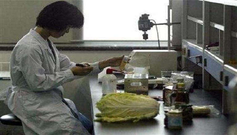 عاملة في مختبر لفحص سلامة الأغذية في بكين - رويترز