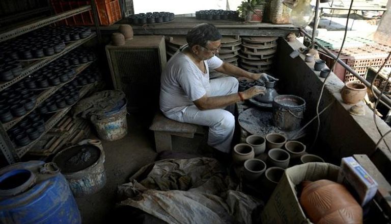 صانع فخار في حي دارافي