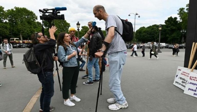 إبراهيم تقيّ الله يتحدث إلى الصحفيين في باريس