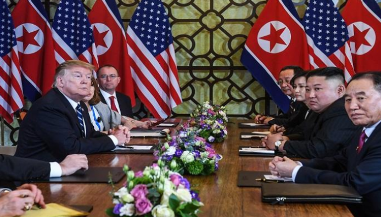 الرئيس الأمريكي دونالد ترامب وزعيم كوريا الشمالية خلال قمة فيتنام