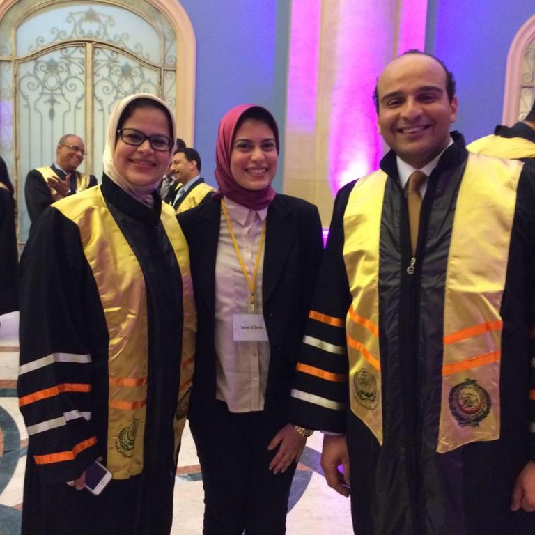  .. دكتورة جامعية السرطان قطع ذراعها وانتصرت عليه بالعلم