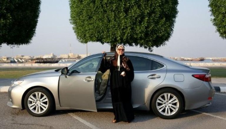 إحدى السيدات تقود سيارة في السعودية