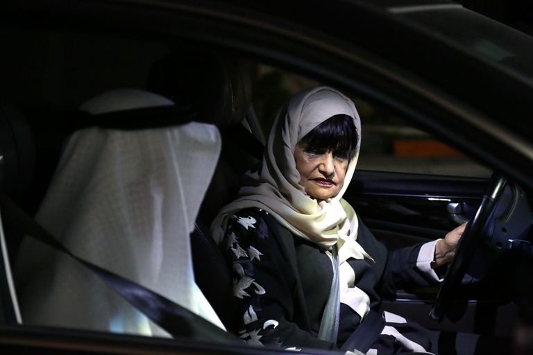 إحدى السيدات تقود سيارة في السعودية