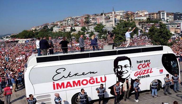 أكرم إمام أوغلو خلال مسيرة انتخابية - رويترز إسطنبول للمعارضة ولا عزاء لأردوغان وحزبه