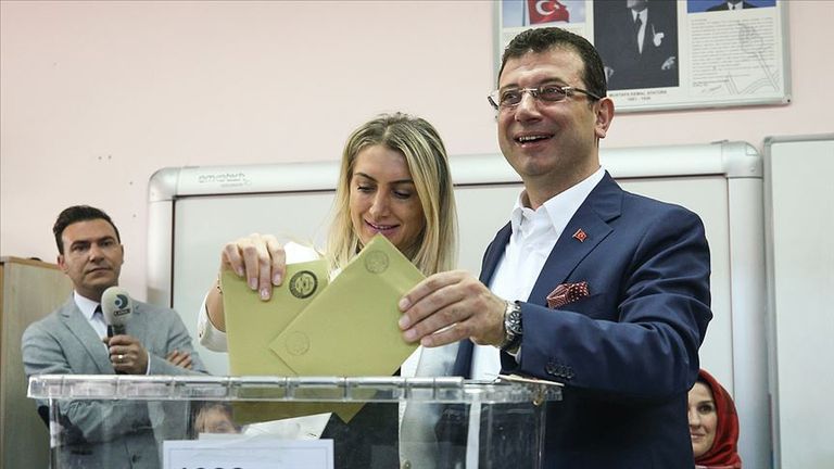 أكرم أوغلو خلال إدلائه بصوته إسطنبول للمعارضة ولا عزاء لأردوغان وحزبه