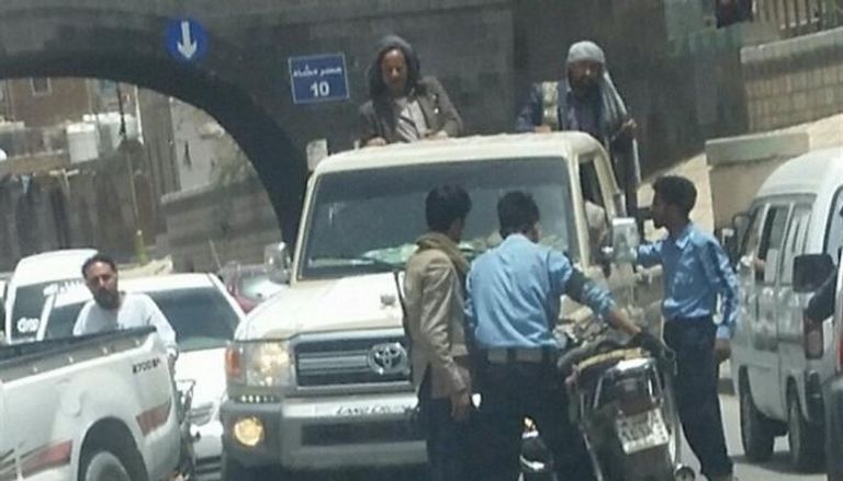 اعتداء الحوثيين على رجلي مرور في صنعاء