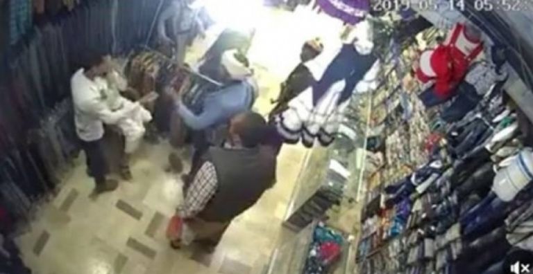 اعتداء الحوثيين على أحد مالكي محلات الملابس اعتداء الحوثيين على رجلي مرور في صنعاء