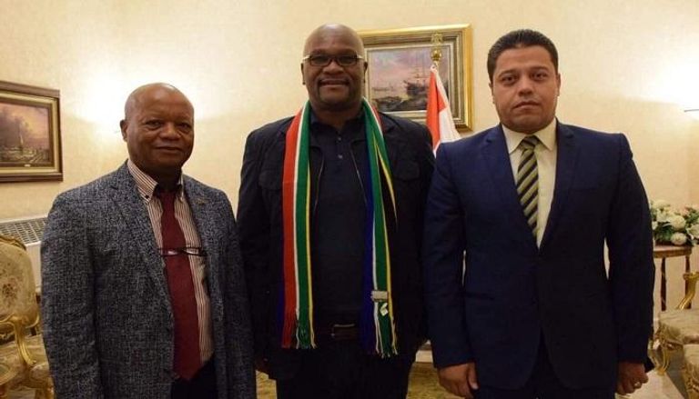 وزير الرياضة الجنوب أفريقي يساند منتخب بلاده