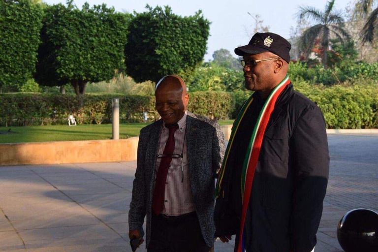 وزير الرياضة الجنوب أفريقي يساند منتخب بلاده