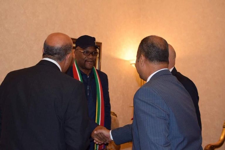 وزير الرياضة الجنوب أفريقي يساند منتخب بلاده