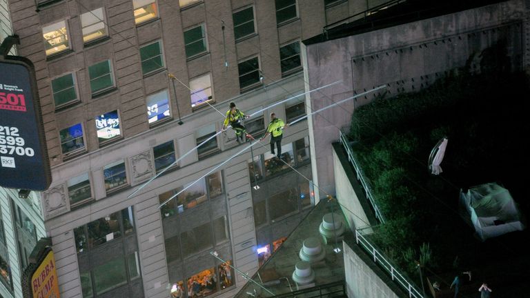 الشقيقان نيك وليانا واليندا خلال العرض