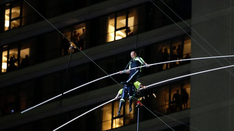 الشقيقان نيك وليانا واليندا خلال العرض