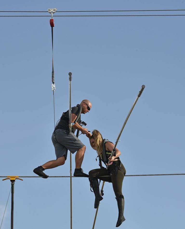 الشقيقان نيك وليانا واليندا خلال العرض