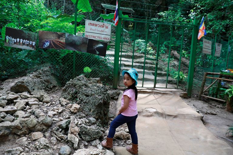 فتية الكهف يجتمعون مع مدربهم بعد عام كامل على الحادث