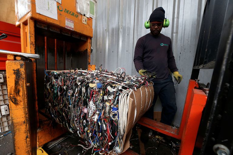 جانب من إعادة تدوير المخلفات في الحي