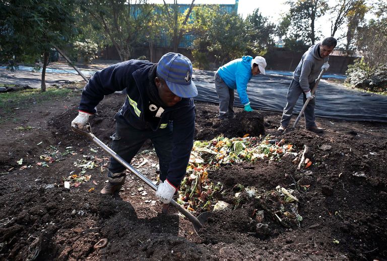 جانب من إعادة تدوير المخلفات في الحي