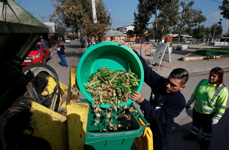 جانب من إعادة تدوير المخلفات في الحي