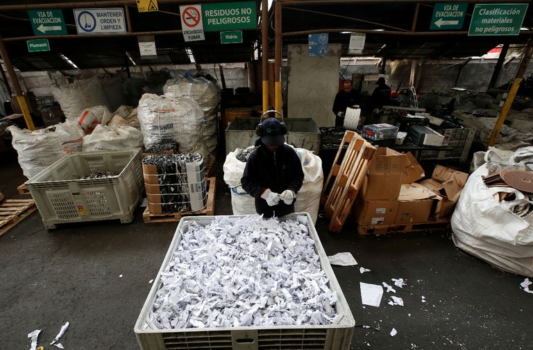 جانب من إعادة تدوير المخلفات في الحي