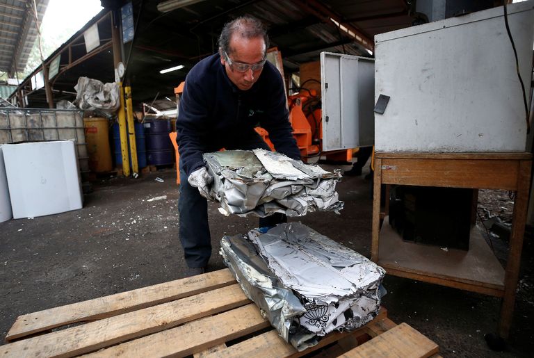 جانب من إعادة تدوير المخلفات في الحي