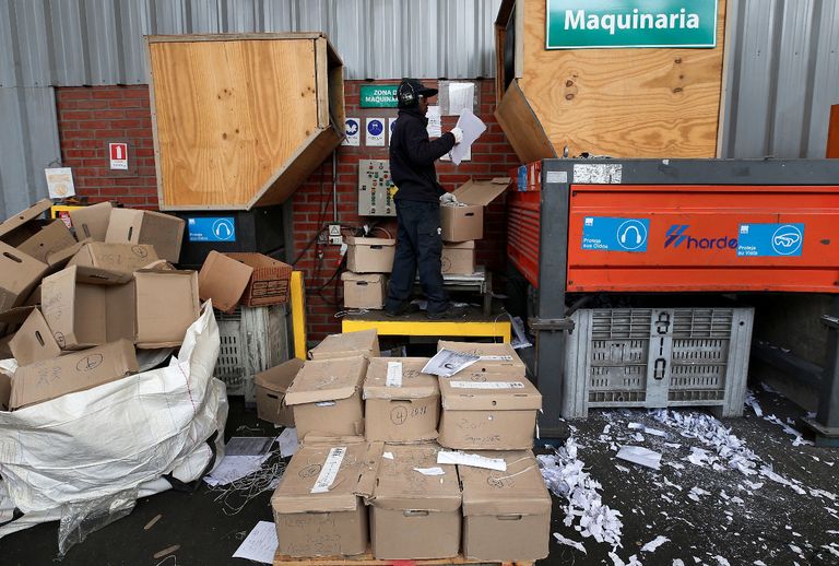 جانب من إعادة تدوير المخلفات في الحي