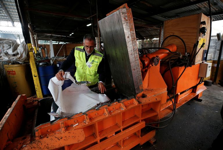 جانب من إعادة تدوير المخلفات في الحي