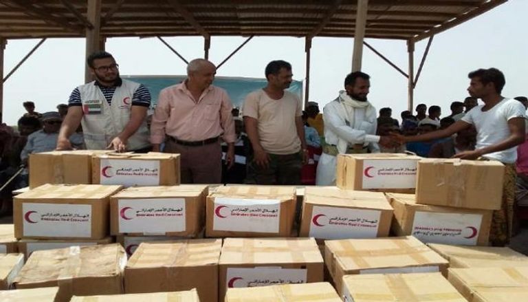 تسليم مساعدات إماراتية للصيادين اليمنيين بالمخا