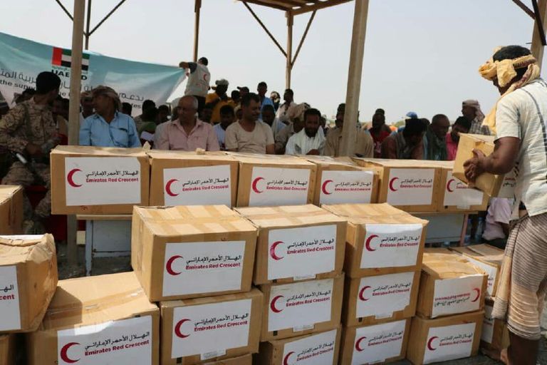 تسليم مساعدات إماراتية للصيادين اليمنيين بالمخا