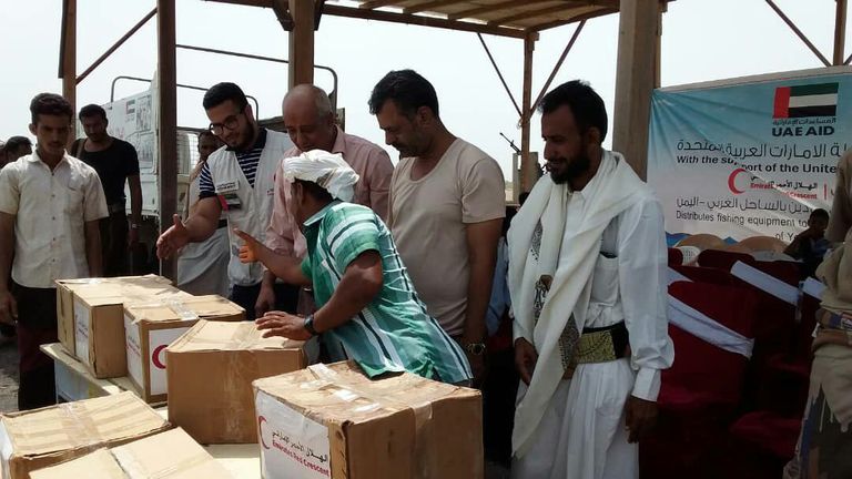 تسليم مساعدات إماراتية للصيادين اليمنيين بالمخا