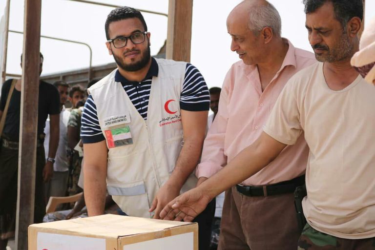 تسليم مساعدات إماراتية للصيادين اليمنيين بالمخا