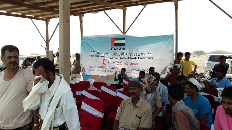 تسليم مساعدات إماراتية للصيادين اليمنيين بالمخا