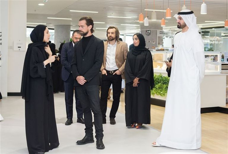 مكتوم بن محمد يستقبل مؤسس شركة تويتر