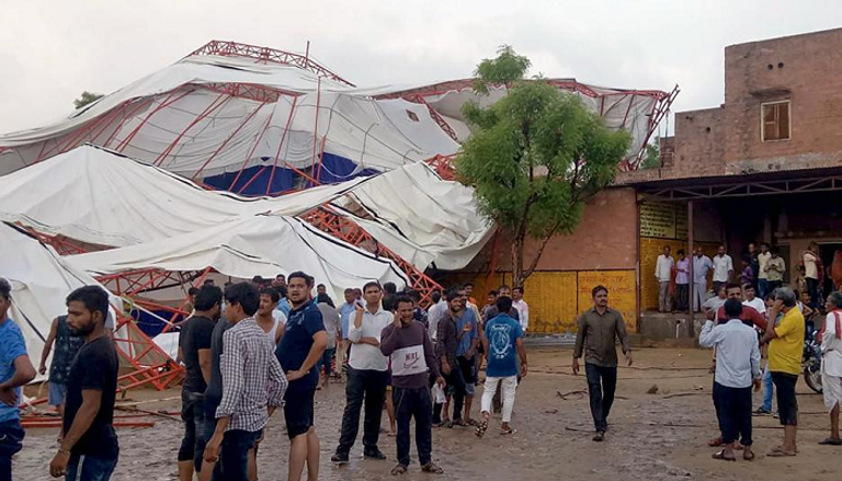 الخيمة إبّان انهيارها في منطقة بارمر الهندية