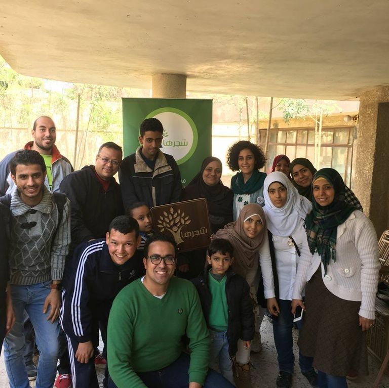 مجموعة من المتطوعين في حملة "شجّرها" يواصلون زرع الأشجار