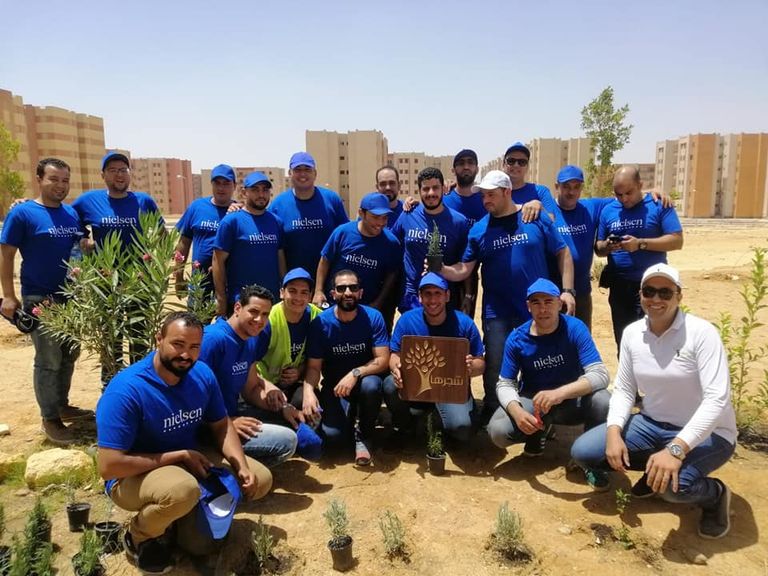 مجموعة من المتطوعين في حملة "شجّرها" يواصلون زرع الأشجار