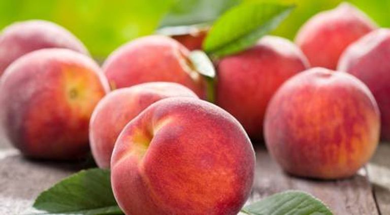 6 فواكه تحميك من حرارة الصيف