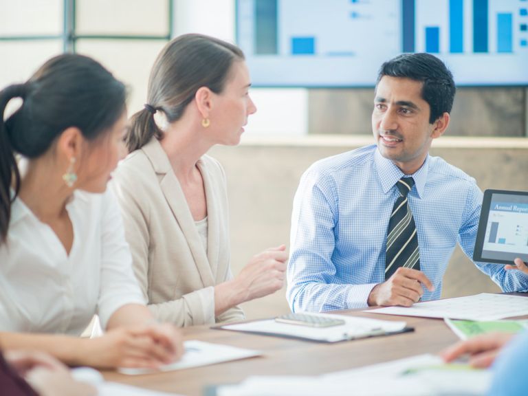 المدير المثالي يتعاون بفاعلية مع فريق العمل