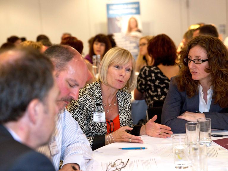 المدير المثالي يتعاون بفاعلية مع فريق العمل